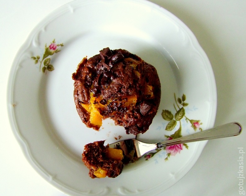 czekoladowe muffinki z brzoskwiniami