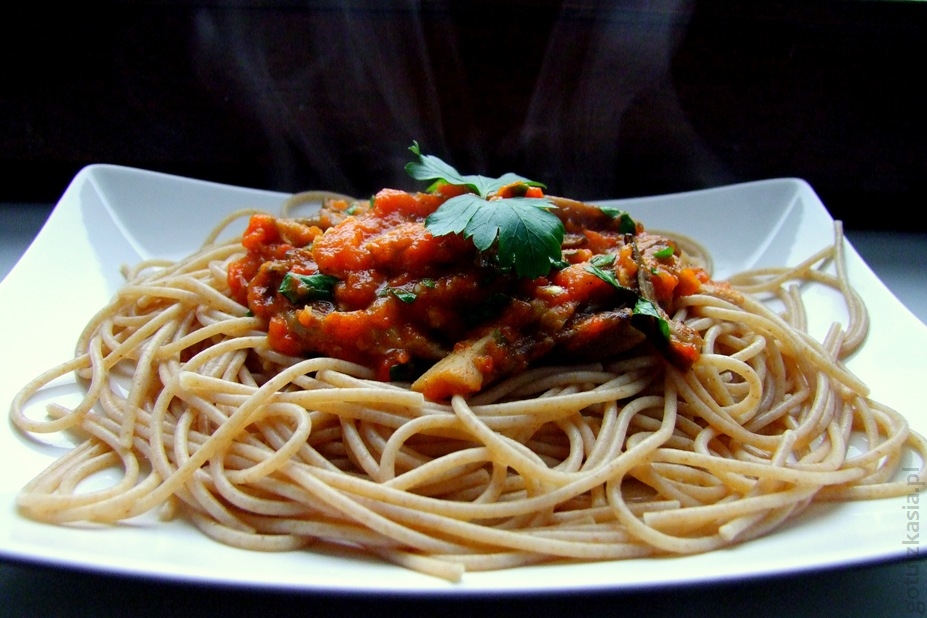 spaghetti z sosem z bocznikow i pieczonej papryki2
