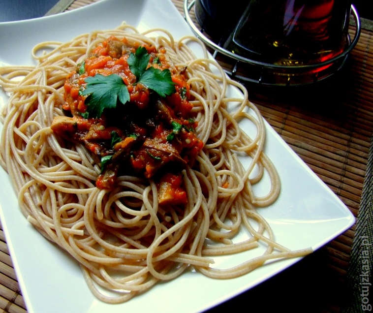 spaghetti z sosem z bocznikow i pieczonej papryki3